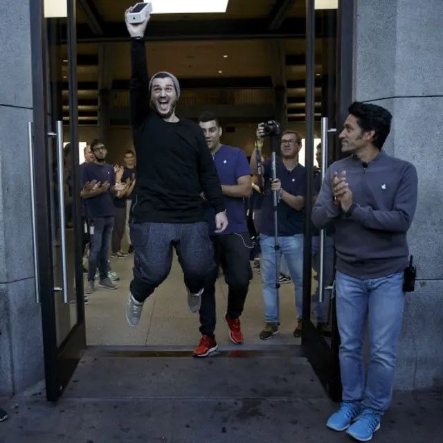 نئے آئی فون کی خریداری میں کامیاب رہنے والے ایپل کے مداحوں کی خوشی دیدنی تھی۔