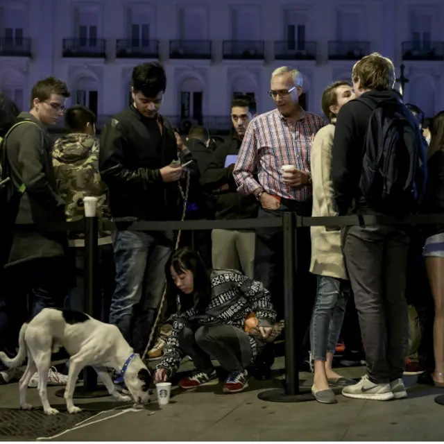 لوگ اپنے پالتو جانوروں کے ہمراہ نئے فون کے خریداروں کی لائن میں رات بسر کرتے دکھائی دیے۔