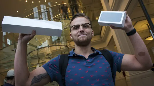 ایپل نے آئی فون سیون کے ساتھ آئی واچ کا بھی نیا ماڈل متعارف کروایا ہے اور ہالینڈ سے تعلق رکھنے والے جسٹن ایمسٹریڈم میں یہ مصنوعات خریدنے والے پہلے شخص بنے۔