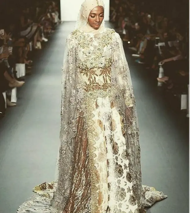 Semua model yang mengenakan koleksi karya Anniesa Hasibuan tampil memakai hijab.