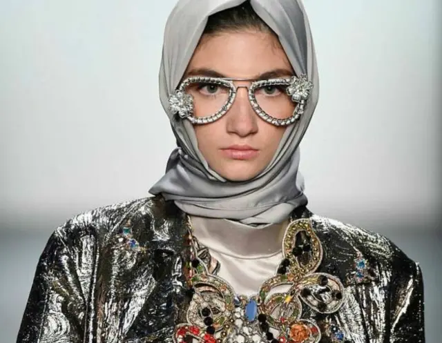 Sebagian orang berpikir bahwa apa yang dihasilkan perancang pakaian Islami ini bertentangan dengan doktrin agama.