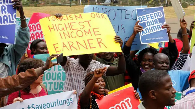 环保组织以及其他团体都发誓要推翻这项铁路工程计划。