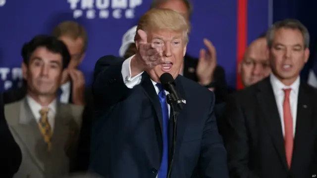 گذشتہ ماہ بھی ڈونلڈ ٹرمپ نے اسی طرح کا ایک متنازع بیان دیا تھا جس کی ڈیموکریٹس نے یہ کہہ کر مذمت کی تھی کہ اس طرح کا بیان محترمہ کلنٹن کو قتل ‎کرنے کی بات ہے