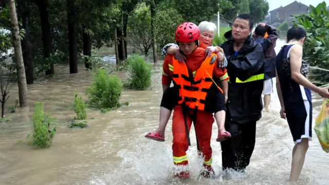 9月16日，浙江省寧波消防官兵背著老人涉水到安全地帶