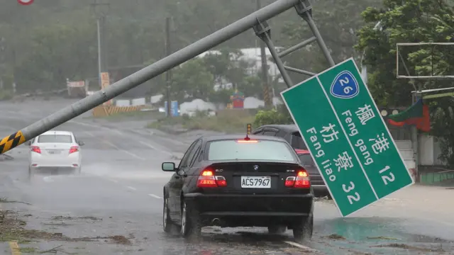 高雄因暴雨和強風而倒塌的馬路指示牌