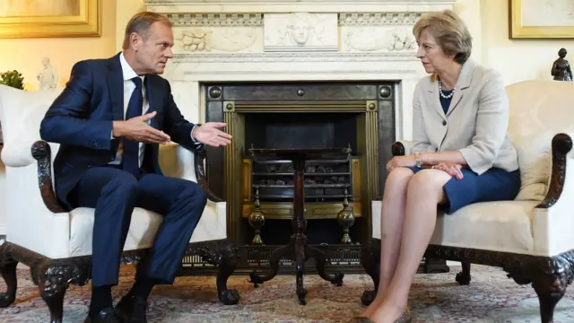 图斯克（左）上周在伦敦与特里莎·梅会面