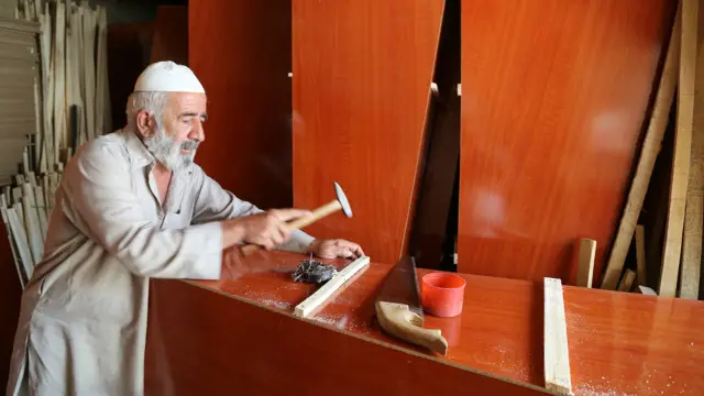 این پیر مرد برای اشراف و فقرا تابوت ساخته است 