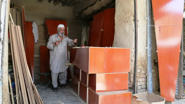 بیماری و کهولت سن هنوز نتوانسته که او را از پا در آورد