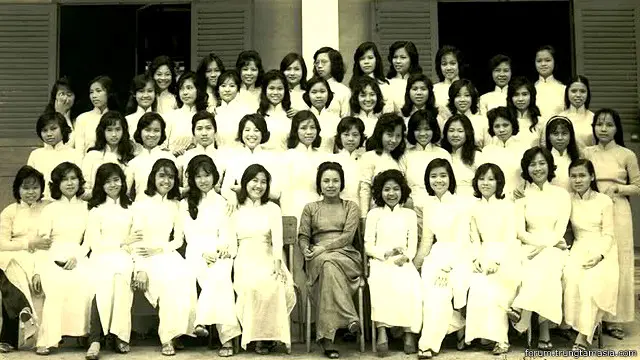 Thế hệ học sinh trước đây được dạy văn với nhiều thầy cô rất giỏi tiếng Việt, nên sử dụng ngôn ngữ tiếng Việt chắc hơn học sinh bây giờ nhiều, theo chuyên gia.