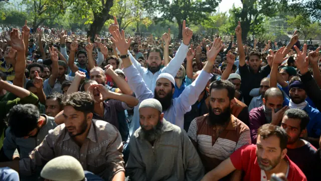 کشمیر میں پولیس نے گذشتہ کئی ہفتوں سے بڑی تعداد میں لوگوں کو گرفتار کیا ہے اور ان گرفتاریوں پر لوگوں کے غصے میں مزید اضافہ ہو رہا ہے۔