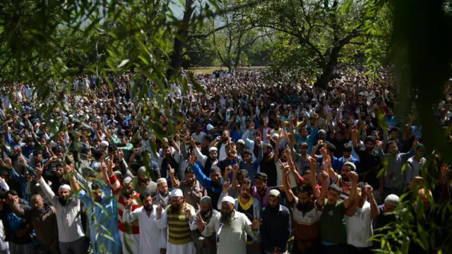 نامہ نگاروں کے مطابق کشمیر میں رواں برس جولائی میں شروع ہونے والی احتجاجی تحریک کے بعد سے لوگوں کی آمدو رفت اور انٹرنیٹ کے استعمال پرانڈیا کی حکومت نے سخت پابندیاں لگا رکھی ہیں۔