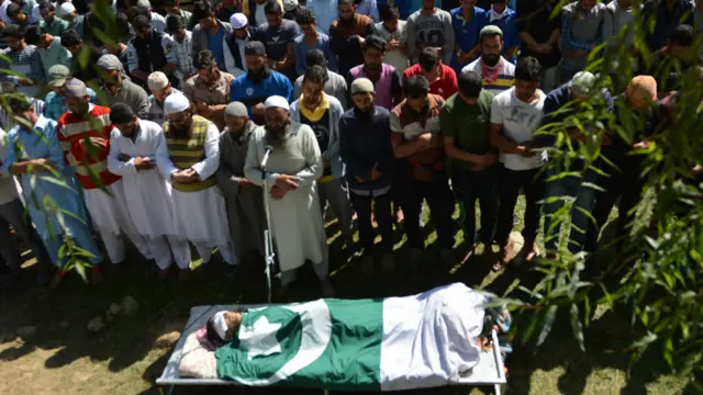 انڈیا کے زیرِ انتظام کشمیر میں کرفیو کے باوجود ہزاروں افراد نے اس بچے کے جنازے میں شرکت کی جس کی سنیچر کو چھروں سے چھلنی لاش ملی تھی۔