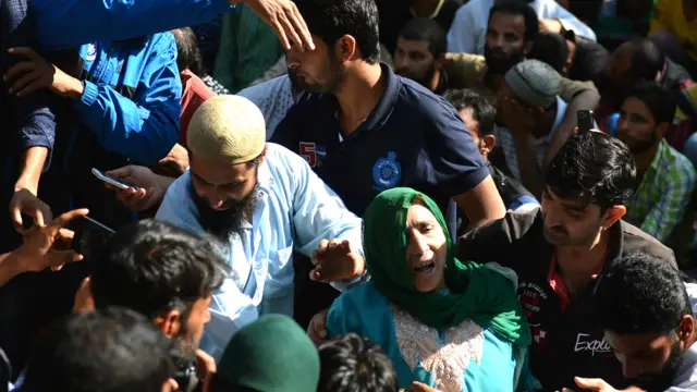 مظاہرے اور کرفیو کا یہ سلسلہ ایک خود ساختہ عسکریت پسند رہنما برہان وانی کی پولیس کے ہاتھوں ہلاکت کے بعد شروع ہوا تھا