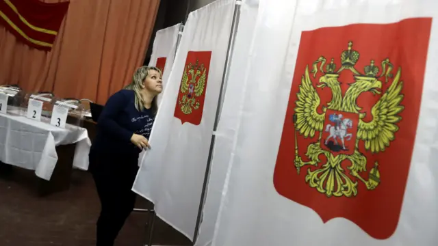 俄羅斯西部佩喬爾斯克的斯摩棱斯克村內選舉工作人員布置投票所（17/9/2016）