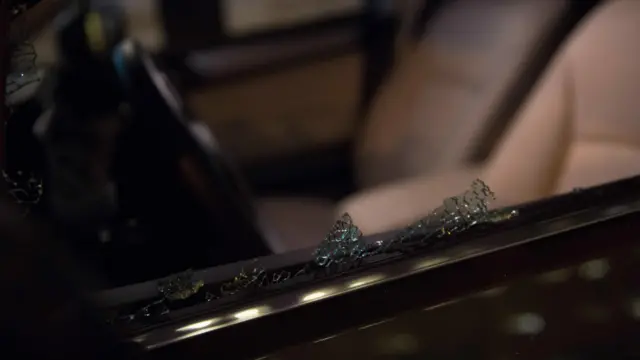 纽约切尔西爆炸现场一辆汽车车窗玻璃粉碎（17/9/2016）