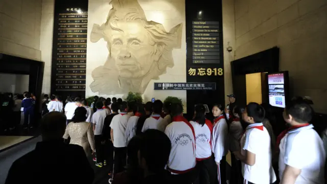 9月18日，在长春伪满皇宫博物院，千余名来自社会各界的人士，聚集到这里通过宣誓、献花等活动纪念“九·一八”事变发生85周年