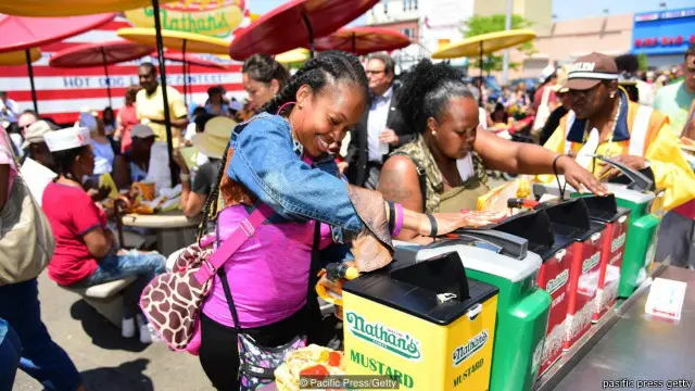 Bumbu-bumbu yanag tidak terbatas tersedia di jaringan makanan cepat saji di Amerika Serikat. 