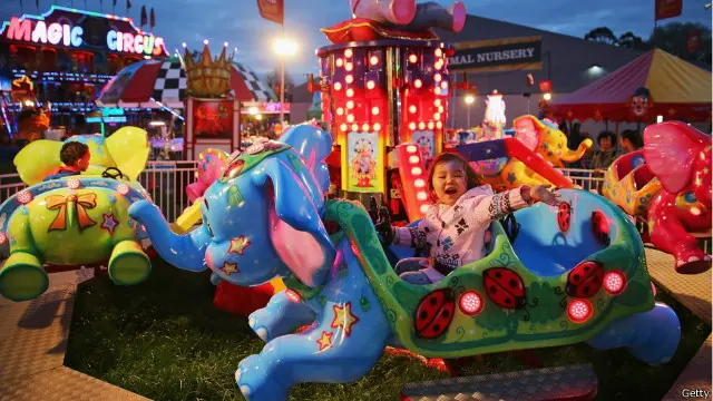 Orang-orang dapat mengalahkan panasnya Australia di taman air umum. 