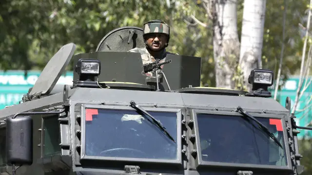 انڈین خبر رساں ایجنسی پی ٹی آئی کے مطابق پولیس نے اسے ’مشتبہ فدائی‘ حملہ قرار دیا ہے