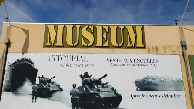 شہر میں اس ٹینک میوزیم میں موجود سامان کی نیلامی کے اشتہار لگائے گئے ہیں۔