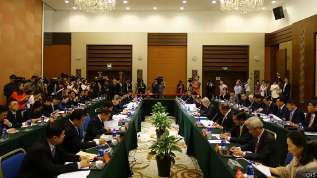 国务院台办主任张志军18日在北京与来访的台湾县市长参访团举行座谈