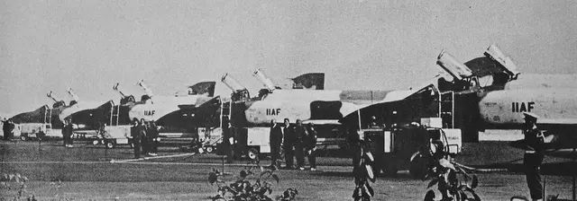 تصویری تاریخی از نخستین جنگنده بمب افکنهای اف-۴دی در روز تحویل در تاریخ ۲۷ شهریور ماه سال ۱۳۴۷. جنگندهای که برای توازن قوای نیروی هوایی ایران با نیروی هوایی عراق که بتازگی مجهز به بمب افکنهای استراتژیک توپولف ۱۶ شده بود خریداری شد