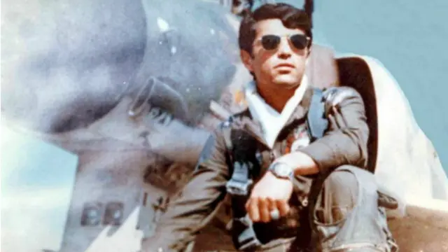 سروان ابولفضل مهدیار از خلبانان با تجربه هواپیمای اف-۴دی با تخصص هدف گذاری لیزری که از اعدام و زندان جان به در برد اما در جنگ جان خود را از دست داد. او در این تصویر در کنار یک فروند بمب افکن اف-۴دی دیده میشود