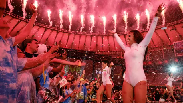 巴西舞蹈員在馬拉卡納體育場里約殘奧會閉幕式上與運動員互動(18/9/2016)