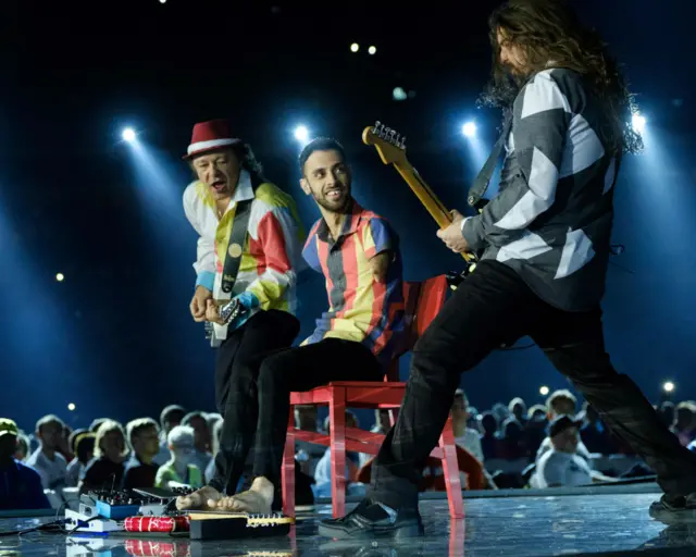 里約殘奧會閉幕式上巴西樂手Johnathan Bastos以雙腳來彈吉他(18/9/2016)