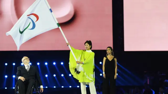 里約殘奧會閉幕式上東京都知事小池百合子揮舞殘奧會旗幟(18/9/2016)