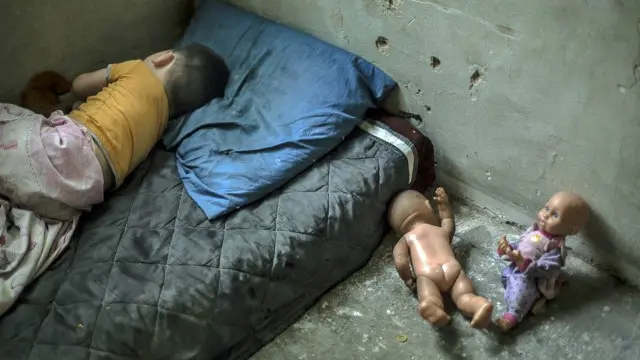 يعيش في البناية نحو 80 طفلا، أغلبهم أقل من عمر ست سنوات، مثل نيكولوز بيرياشويلي الذي يبلغ من العمر عامين، وينام في ذات الغرفة مع أمه وأبيه وشقيقته.