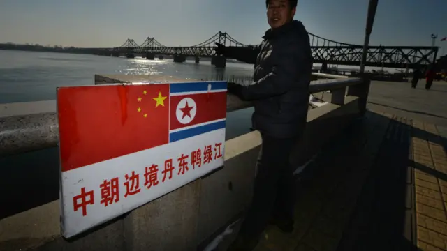 韩国《中央日报》引述消息来源说，包括朝鲜光鲜银行丹东代表部的雇员在内的朝鲜驻华人员和贸易人士正在接受中国当局的调查。