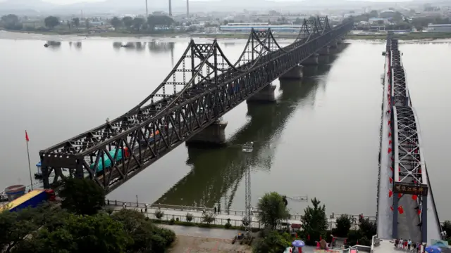 中國卡車通過遼寧丹東中朝友誼橋進入朝鮮新義州（12/9/2016）
