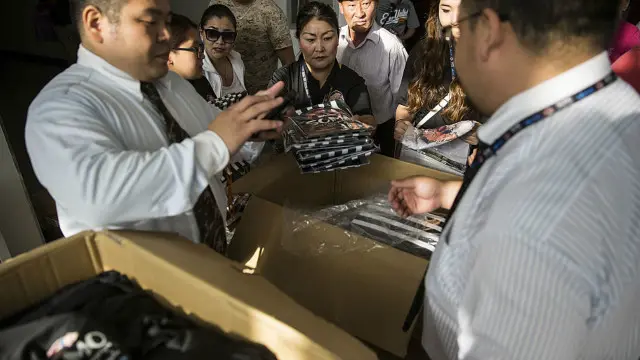 Bolehkah kita menjual barang ke teman? Pertanyaan ini sudah jadi hal klasik untuk ditanyakan.