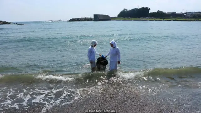 两名海女将今天的收获带上岸（图片来源： Mike MacEacheran）