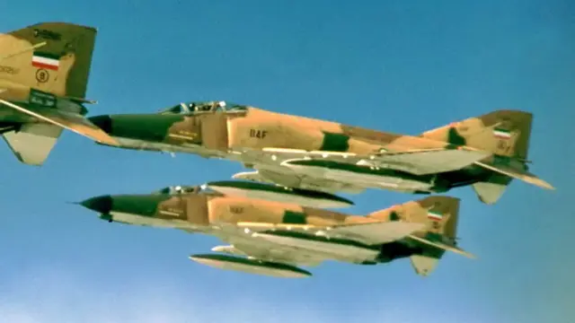 سه فروند جنگنده بمبافکن اف-۴ئی گردان ۹۱ شکاری تاکتیکی در حال پرواز جمع پیش از انقلاب. این جنگنده بمب افکن، ستون فقرات نیروی هوایی ایران را تشکیل میداد