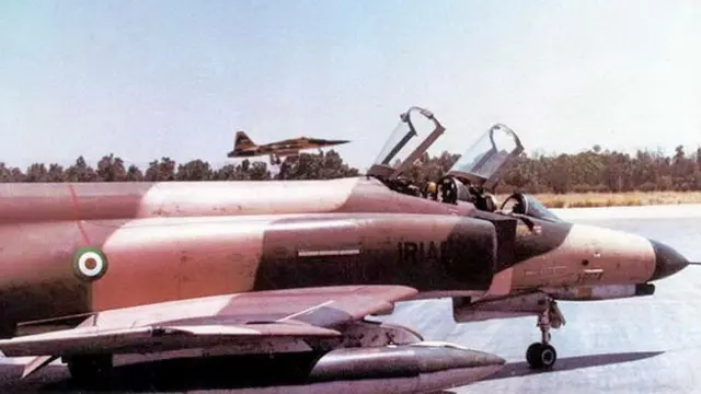 اولین پاسخ رسمی نیروی هوایی ارتش ایران به نخستین تهاجم رسمی عراق در بعد از ظهر روز ۳۱ شهریور ۱۳۵۹ حمله با ۸ فروند فانتوم بود. در این تصویر یک فروند اف-۴ئی پایگاه سوم شکاری تاکتیکی در سال ۱۳۶۱ دیده میشود