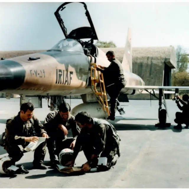 تصویری تاریخی از خلبانان اف-۵ نیروی هوایی ارتش در حال بریفینگ پیش از عملیات. در سه هفته نخست جنگ بیش از صد فروند جنگنده بمب افکن اف-۵ از شهرهای دزفول و اندیمشک دفاع و با بمباران ستونهای زرهی عراق از سقوط این دو شهر جلوگیری کردند