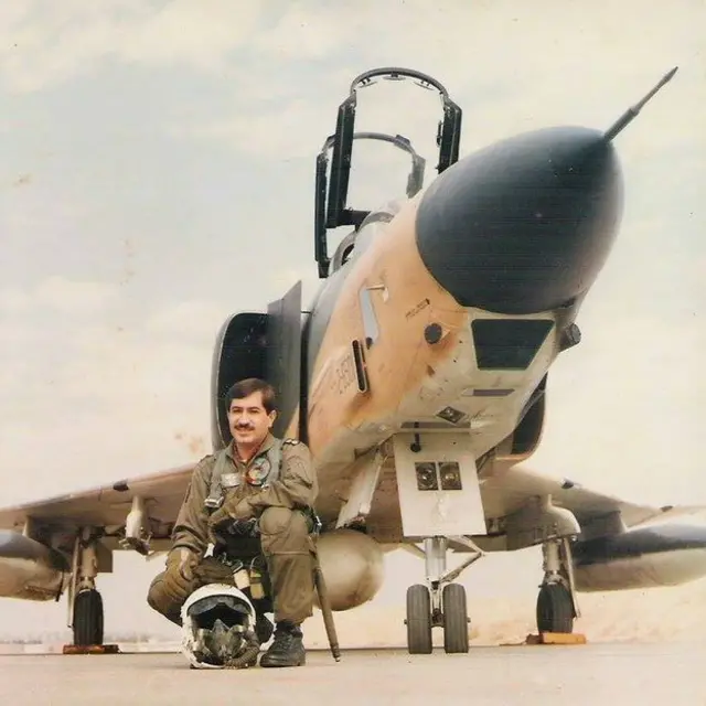 سرگرد خلبان بهرام ایکانی خلبان هواپیمای آر اف-۴ئی شناسایی تاکتیکی در کنار هواپیمایش. او پس از سرگرد فریدون ذوالفقاری رکورددار پروازهای شناسایی در طول جنگ بود. او سالها پس از جنگ به اتهام همکاری با سرویس اطلاعاتی آمریکا سیا اعدام شد