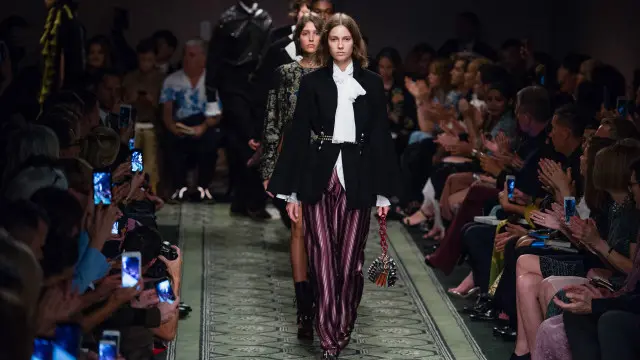 綢緞面料、花朵圖案是流行