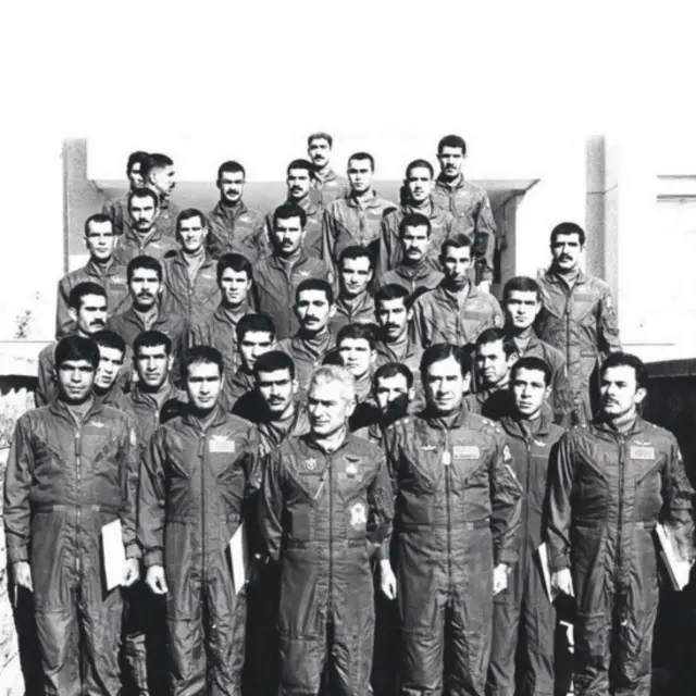 تصویری تاریخی از فارغالتحصیلان مرکز آموزش خلبانی هوانیروز در حالی که در ردیف جلو فرماندهان این نیرو ایستادهاند. نفر وسط سرلشکر خسروداد فرمانده و معمار هوانیروز نوین ایران است. سمت راست او سرهنگ شهناز رییس مرکز آموزش و نفر اول از سمت راست در ردیف جلو سرهنگ شریفخانی فرمانده پایگاه چهارم پشتیبانی عمومی هوانیروز است. سرگرد والی رستمی خلبان کبرا به نویسنده این مطلب گفت سرهنگ شریفخانی در روز ۲۳ بهمن کشته شد. او مدعی شد که سرهنگ شریفخانی توسط همافران هوانیروز بازداشت و به پشت وانت بسته و چندین کیلومتر روی زمین کشیده شد تا جان خود را از دست داد.