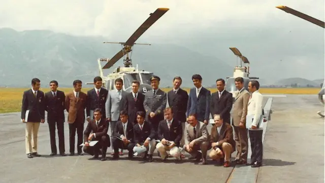 نخستین خلبانان آگوستا بل ۲۰۵ و ۲۰۶ هوانیروز در حین آموزش در ایتالیا در سال ۱۳۴۸