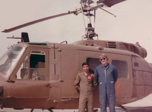 حدود ۲۵ فروند هلیکوپتر یو اچ-۱اچ دست دوم نیروی زمینی آمریکا با قیمت بسیار پایین برای هوانیروز ایران در مرکز آموزش رضا پهلوی (بعدا مرکز آموزش شهید وطنپور) خریداری شد که در این تصویر یکی از آنها دیده میشود و هنوز به همان رنگی است (سبز) که در جنگ ویتنام استفاده شده بود. علیرضا حراف یکی از برجستهترین خلبانان هلیکوپتر تهاجمی کبرا که در جنگ ایران و عراق جان خود از دست داد به همراه استاد آمریکاییاش دیده میشود