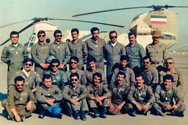 پیش از انقلاب در دو نوبت ۹۴ فروند هلیکوپتر ترابری سنگین بوئینگ ورتول سی اچ-۴۷سی شینوک سفارش داده شد که تنها ۴۷ فروند آنها پیش از انقلاب تحویل داده شدند. تعدادی نیز پس از انقلاب در جریان آزادسازی گروگانهای آمریکایی توسط ایتالیا تحویل ایران شدند اما جلوی تحویل بقیه گرفته شد و به خدمت نیروی زمینی آمریکا در آمدند. در این تصویر خدمه پروازی شینوک هوانیروز پیش از عملیات خیبر در اصفهان دیده میشوند