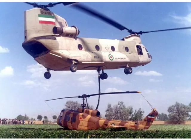 هلیکوپتر سنگین شینوک در طول جنگ ملزومات نیروهای نظامی از تسلیحات تا آذوقه و حتی هلیکوپترهای آسیب دیده را جابه جا میکرد. در این عکس که در سال ۱۳۷۳ در نزدیکی اصفهان گرفته شده، یک شینوک یک آگوستا بل ۲۰۵ سانحه دیده را به پایگاه شهید وطنپور حمل میکند