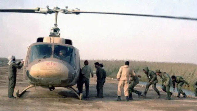 هلیکوپتر بل ۲۱۴ هوانیروز در عملیات خیبر در نزدیکی جزیره مجنون