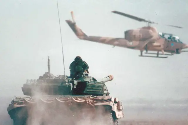 هلیکوپترهای تهاجمی اِی اچ-۱جِی کبرا هوانیروز ایران کابوس ستون های زرهی عراق بود. ۲۰۲ فروند از این هلیکوپتر در دو نوع با قابلیت حمل موشک ضد زره تاو و بدون این قابلیت تحویل ایران گردید. در این تصویر کبرا بر فراز یک تانک چیفتن انگلیسی نیروی زمینی ارتش ایران دیده میشود