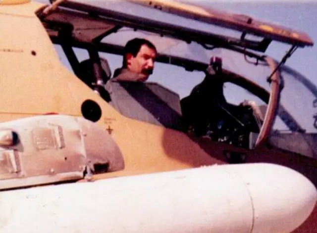 از پرواز بر فراز خرمشهر و آبادان تا پرواز برفراز خلیج فارس و بندر ماهشهر، کبراهای هوانیروز در همه عرصههای جنگ حضور داشتند. در این تصویر یک فروند کبرا از نوع نان تاو (None TOW) مجهز به راکتانداز دیده میشود در جریان یکی از ماموریتهای اسکورت طرح عملیاتی اژدر برای محافظت از نفتکشهای ایران در مقابل هلیکوپترهای سوپر فِرِلون مجهز به موشک اگزوست نیروی دریایی عراق. ستوان فرائیل فرجی خلبان این هلیکوپتر در تصویر دیده میشود