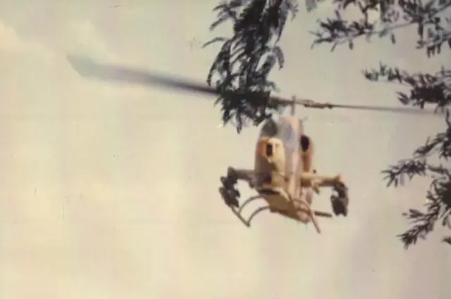 هلیکوپتر کبرا از مدل تاو مجهز به سامانه هدفگیری موشک ضد زره تاو در دماغه به خلبانی سرگرد والی رستمی در کنار رودخانه جراحی، شمال غربی ماهشهر و شمال آبادان، آبان ۱۳۵۹