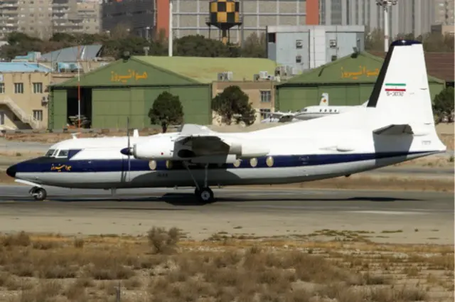 یکی از دو فروند هواپیمای ترابری فوکر ۲۷ هوانیروز که در طول جنگ برای حمل مجروح، پرسنل و تجهیزات و مهمات استفاده میشد. این دو هواپیما هنوز در خدمت هوانیروز ارتش هستند و در این تصویر در فرودگاه مهرآباد در سال ۱۳۹۲ دیده میشود